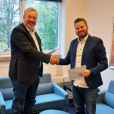 Jesper shaking hands with a customer